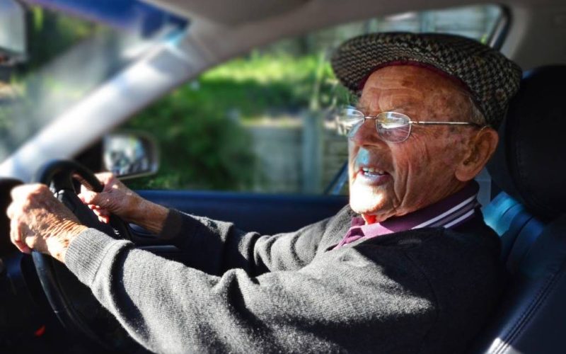 Moet er een leeftijdslimiet komen voor het autorijden in Spanje?