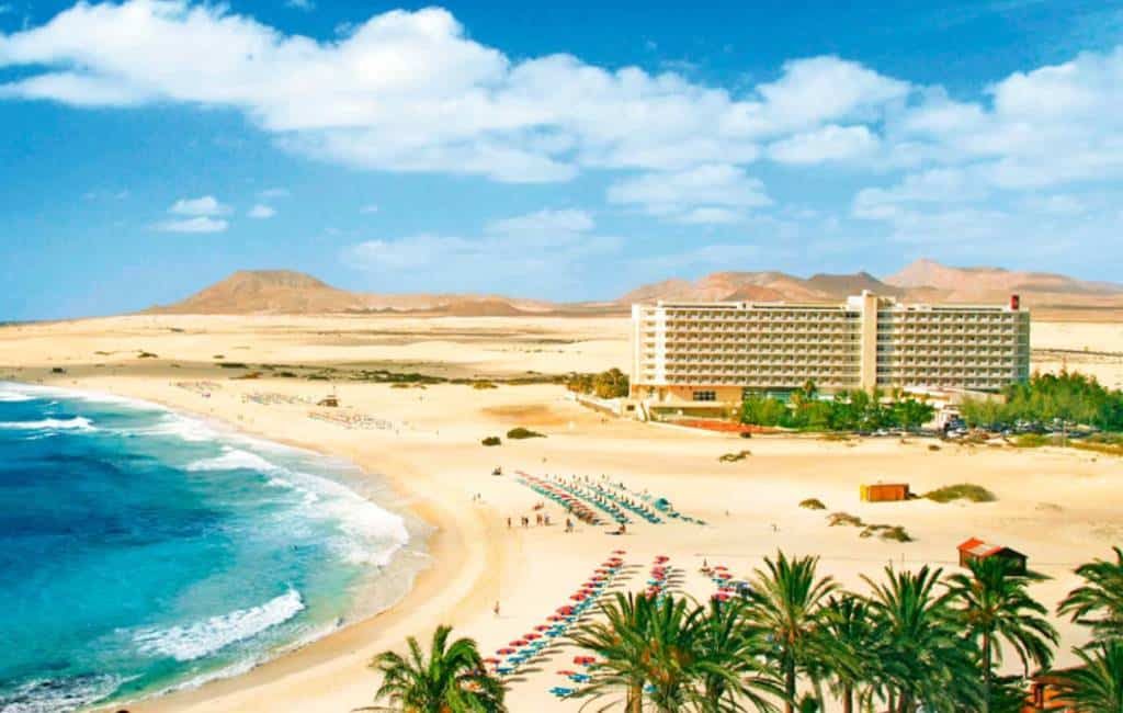 Canarische Eilanden wil oplossing voor op strand gelegen hotel op Fuerteventura