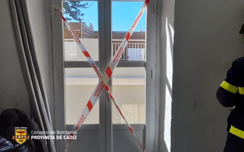 Jongeman valt van tweede verdieping door falend balkon in Cádiz