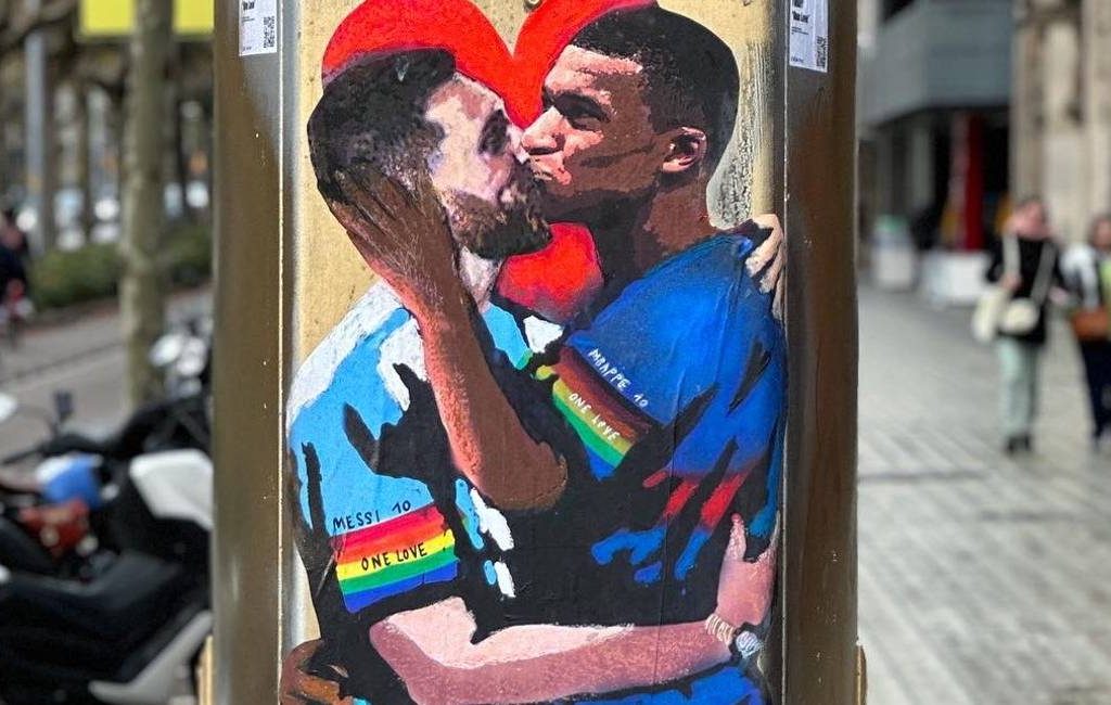 Nieuwe muurschildering in Barcelona van Messi en Mbappe met Nederlandse ‘one love’ band