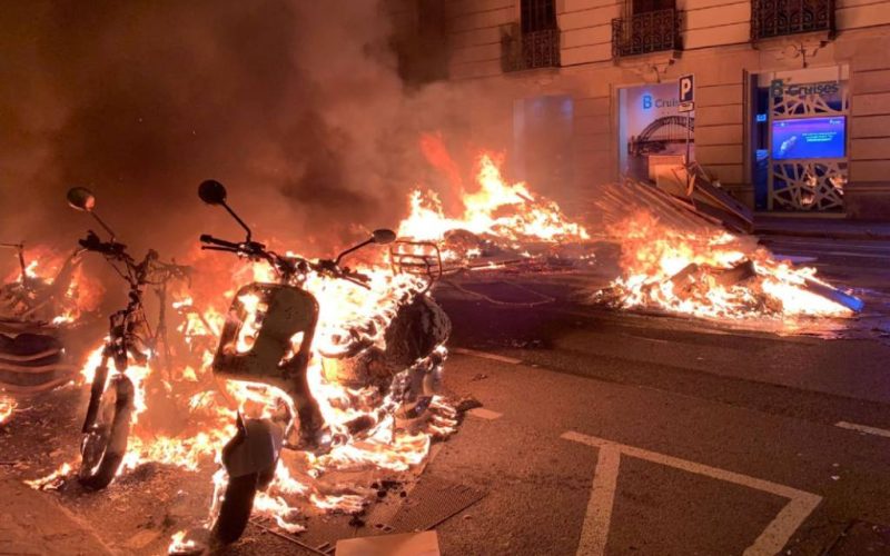 Vijfde avond van rellen, vandalisme en plundering in Barcelona en andere steden
