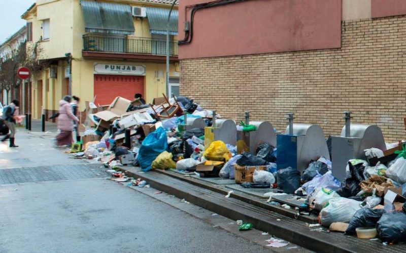 Bergen vuilnis ontsieren de straten van Salt in de provincie Girona