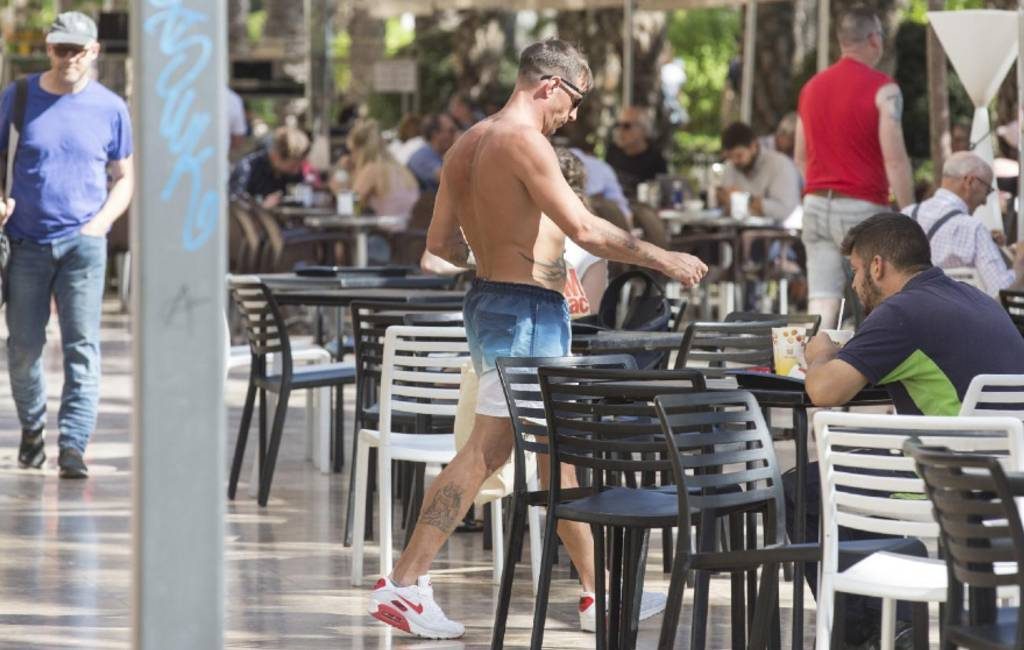 Ondernemers Alicante willen verbod op shirtloos lopen