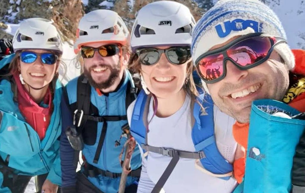 De broers Pou stunten in Benasque: beklimming verticale ijswand met een blind meisje