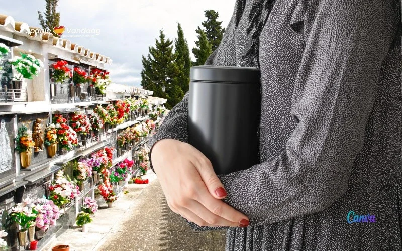 Vrouw in Alicante heeft as van haar overleden moeder thuis door gebrek aan ruimte op begraafplaats