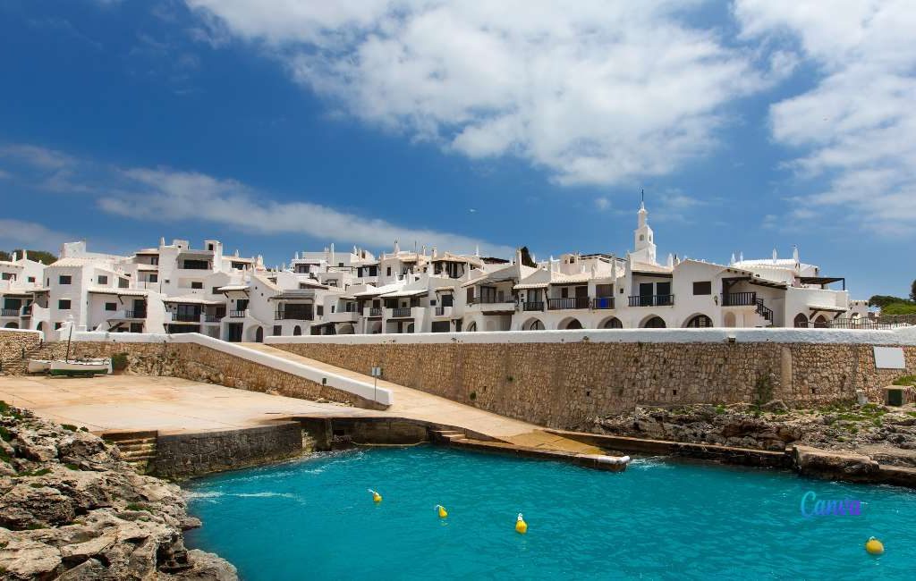 Pittoreske dorp op Menorca sluit ‘s avonds voor toeristen