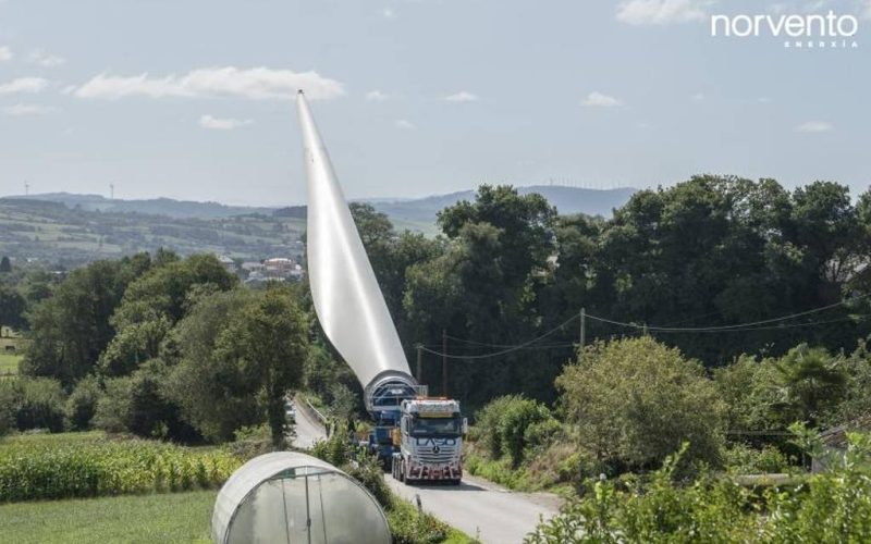Spectaculair en revolutionair vervoer van reuzen windmolens in Asturië
