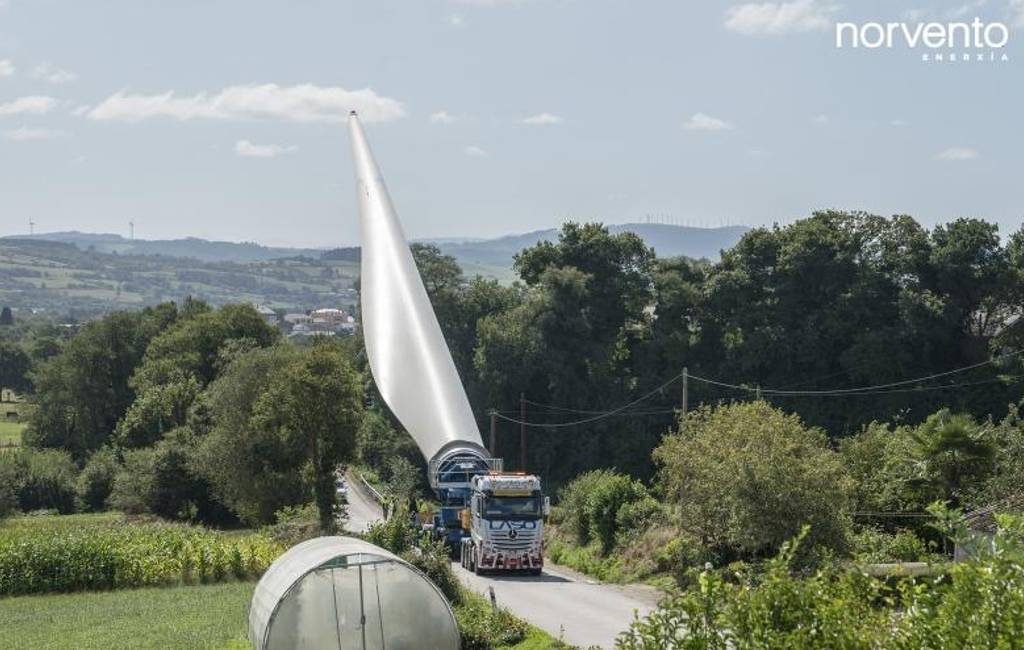 Spectaculair en revolutionair vervoer van reuzen windmolens in Asturië