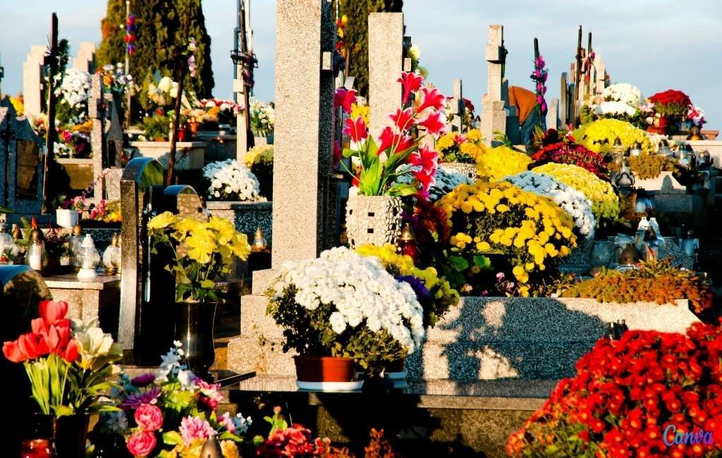 Spaanse vrouw brengt al 18 jaar lang bloemen naar het graf van overleden man