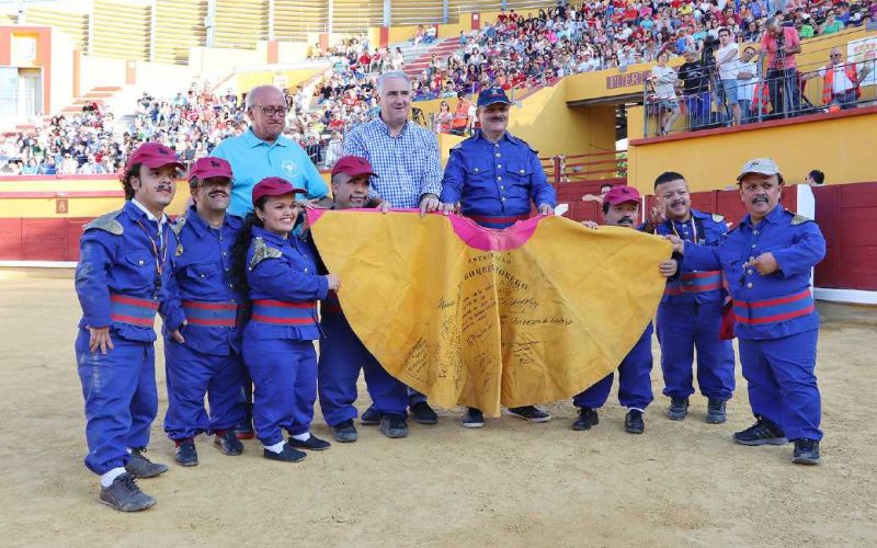 Kleine mensen verkleed als clown mogen niet meer bij stierenvechten in Spanje