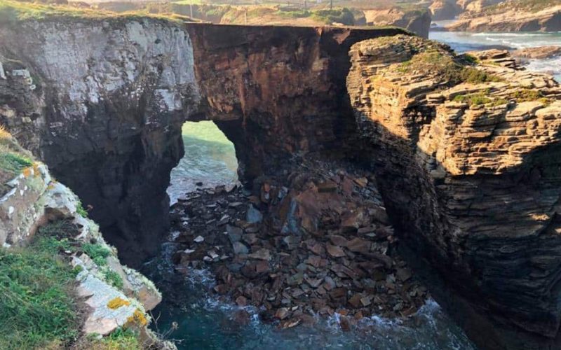 Een van de kathedraal-bogen op bekende strand in Galicië ingestort