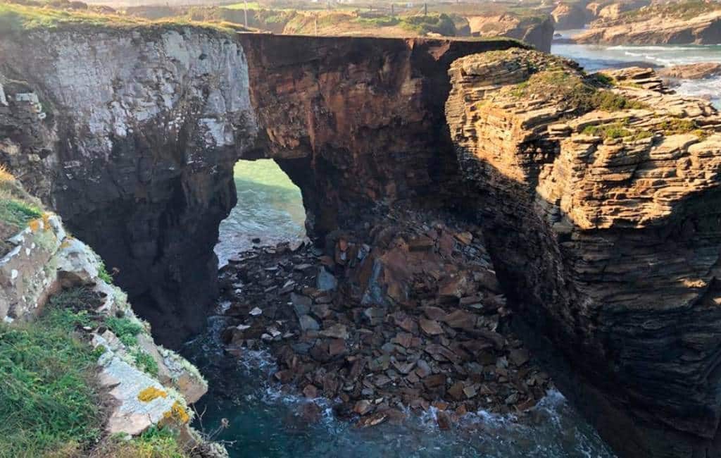 Een van de kathedraal-bogen op bekende strand in Galicië ingestort