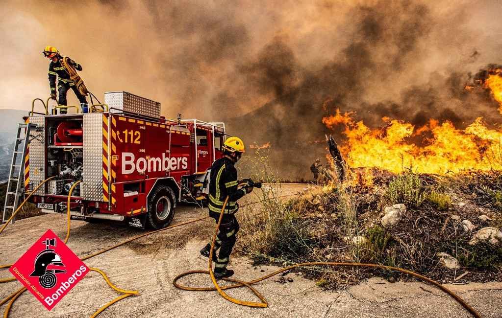 Grote bosbrand aan de Costa Blanca legt 3.500 hectare natuur in de as met 200 geëvacueerden