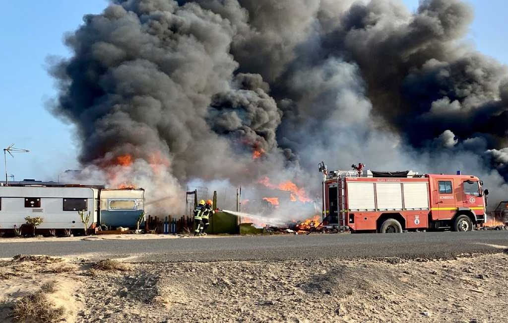 Uitslaande brand legt tientallen kampeerauto’s en caravans in de as op Fuerteventura
