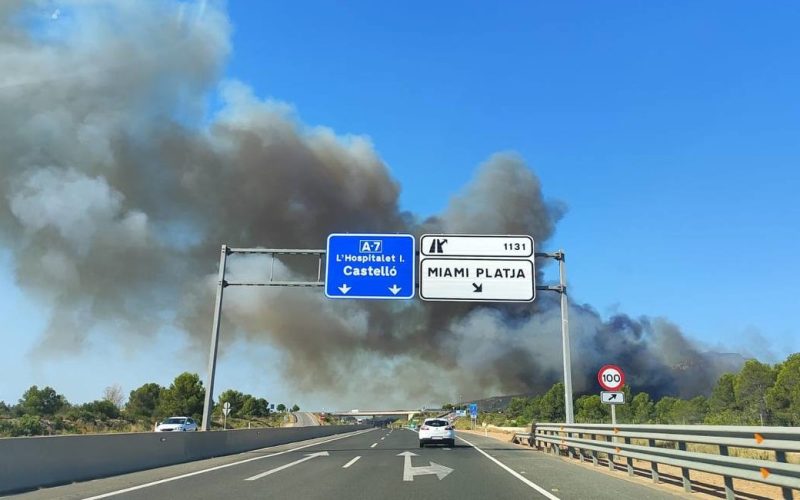 Natuurbrand zorgt voor 'opsluiting' toeristen en inwoners van Mont-roig aan de Costa Dorada