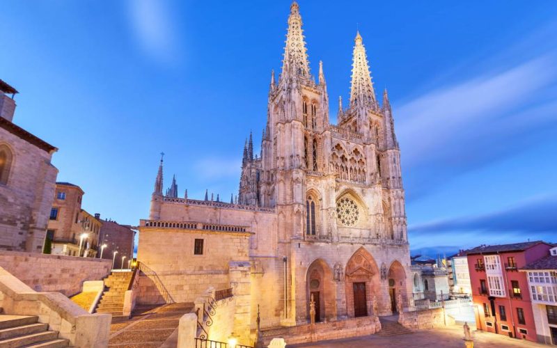 De kathedraal van Burgos kan Werelderfgoed-titel verliezen vanwege nieuwe deuren