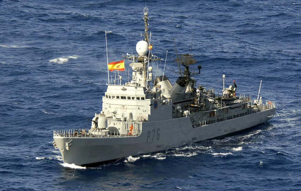 Spaans marineschip vaart voorbij Gibraltar met het Spaans volkslied via luidsprekers