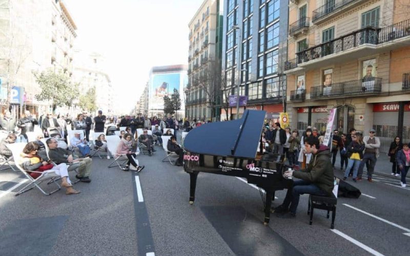 Succesvolle autoloze zondag in de Aragón straat in Barcelona