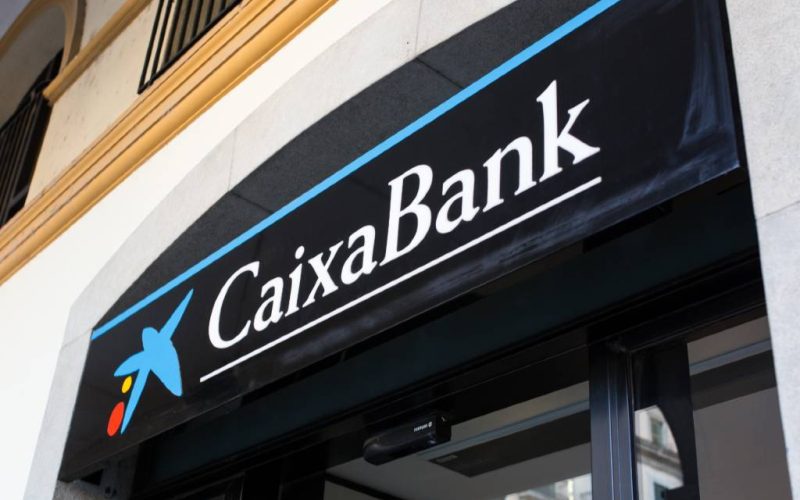 CaixaBank wil na fusie 1.534 filialen sluiten en 8.291 werknemers ontslaan in Spanje