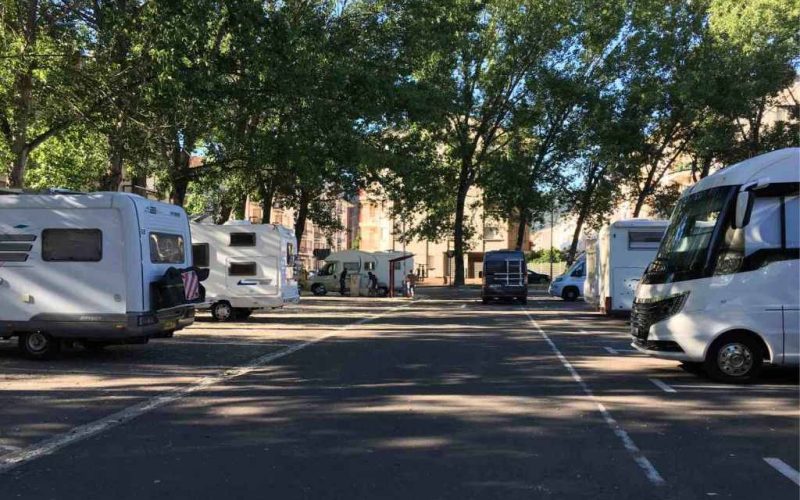 Jaca in Huesca wil het parkeren van kampeerauto’s langs de weg verbieden