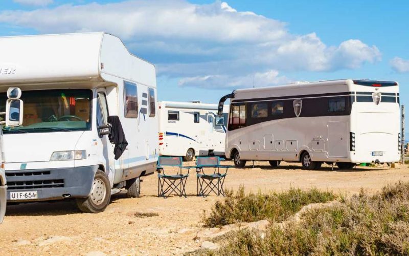 Campers en kampeerauto’s mogen niet meer overal aan het strand parkeren in Denia