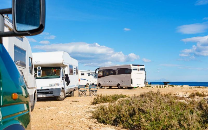 Is het parkeren van en overnachten in kampeerauto’s verboden in de Valencia regio?