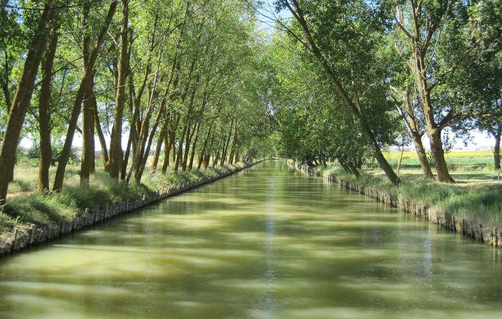 Water van het natte naar het droge Spanje via kanalen
