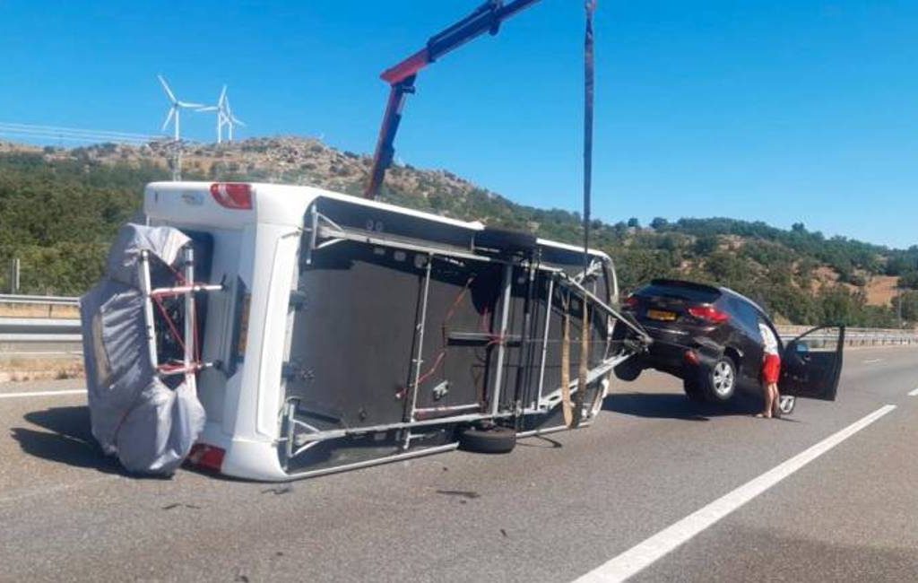 Nederlanders verliezen controle over caravan op A-66 snelweg nabij Salamanca