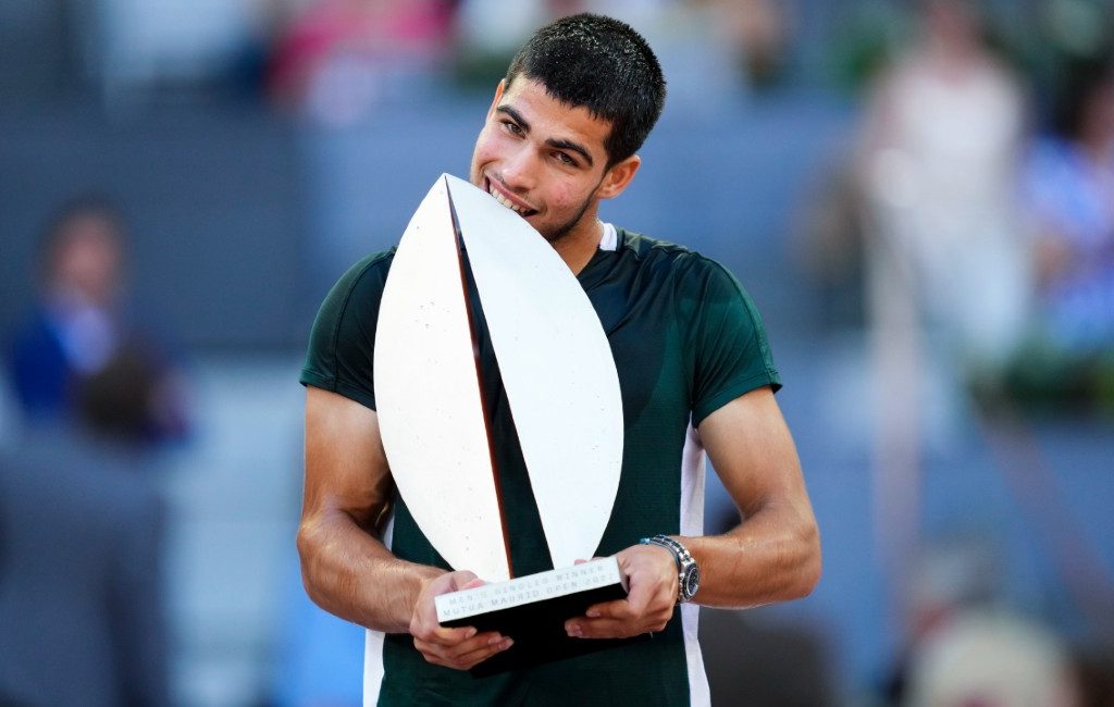 19-jarige Spaanse tennisser Alcaraz stuurt Nadal en Djokovic naar huis en wint Mutua Madrid Open