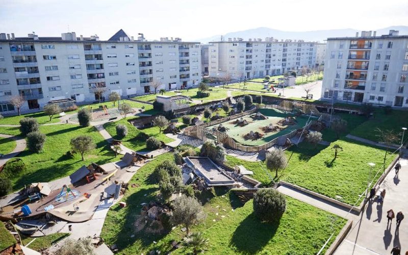 Kinderspeelplaats op parkeergarage in Santander stort in elkaar