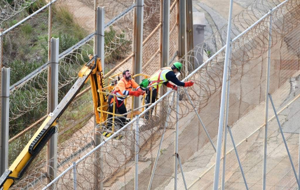 Scheermesjesdraad in Ceuta en Melilla wordt weggehaald