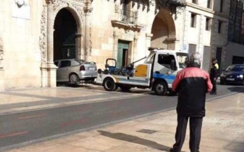 Man parkeert een auto in het gemeentehuis van Alicante