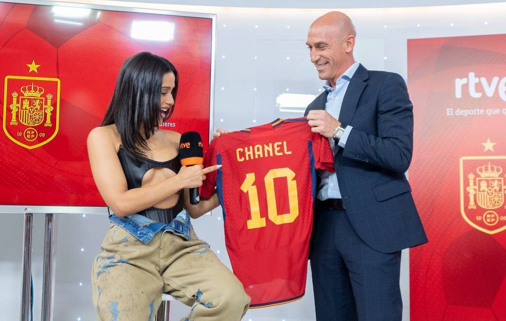 Zangeres Chanel zingt Spaanse voetballied ‘TOKE’ niet in Qatar vanwege mensenrechtenschennis