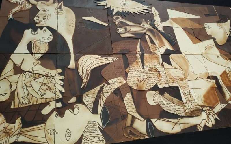 Chocolatiers maken Picasso’s Guernica van witte en zwarte Belgische chocolade