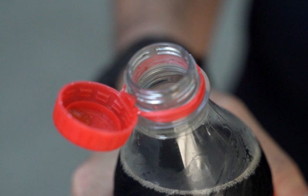 Coca-Cola test in Spanje flessen met nieuwe recyclebare vaste draaidoppen