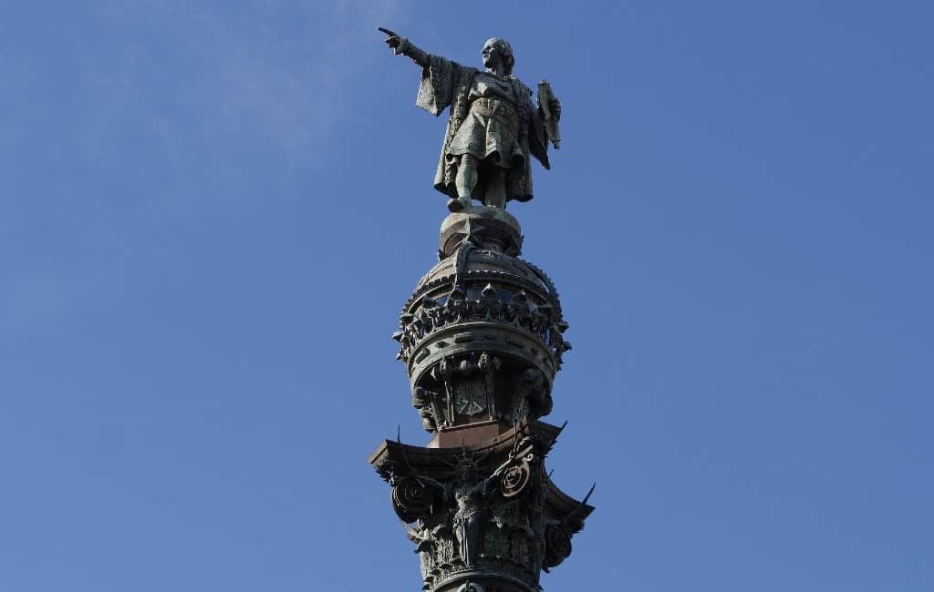 Heibel rondom het beeld van Columbus in Barcelona