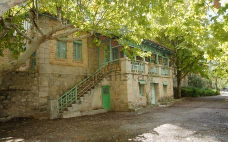 Voor bijna één miljoen euro staat dit dorp in Catalonië te koop