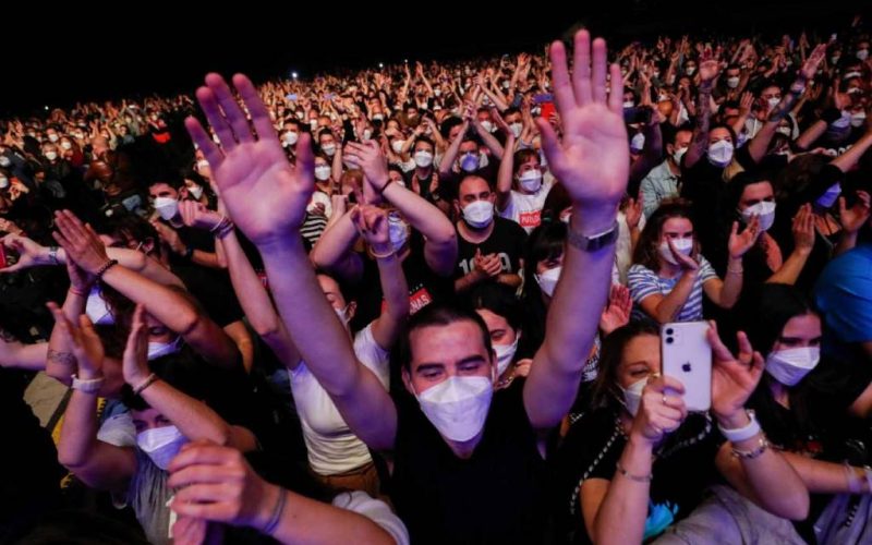 Proefconcert met 5.000 deelnemers in Barcelona van lokale popband Love of Lesbian
