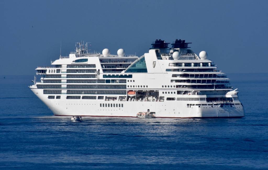Waarom liggen een aantal cruiseschepen en vrachtschepen verankerd voor de kust van Málaga?