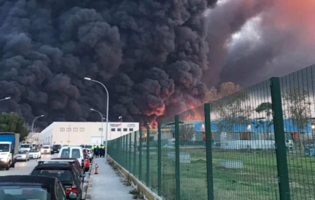 Grote brand bij chemische fabriek nabij Barcelona en AP-7