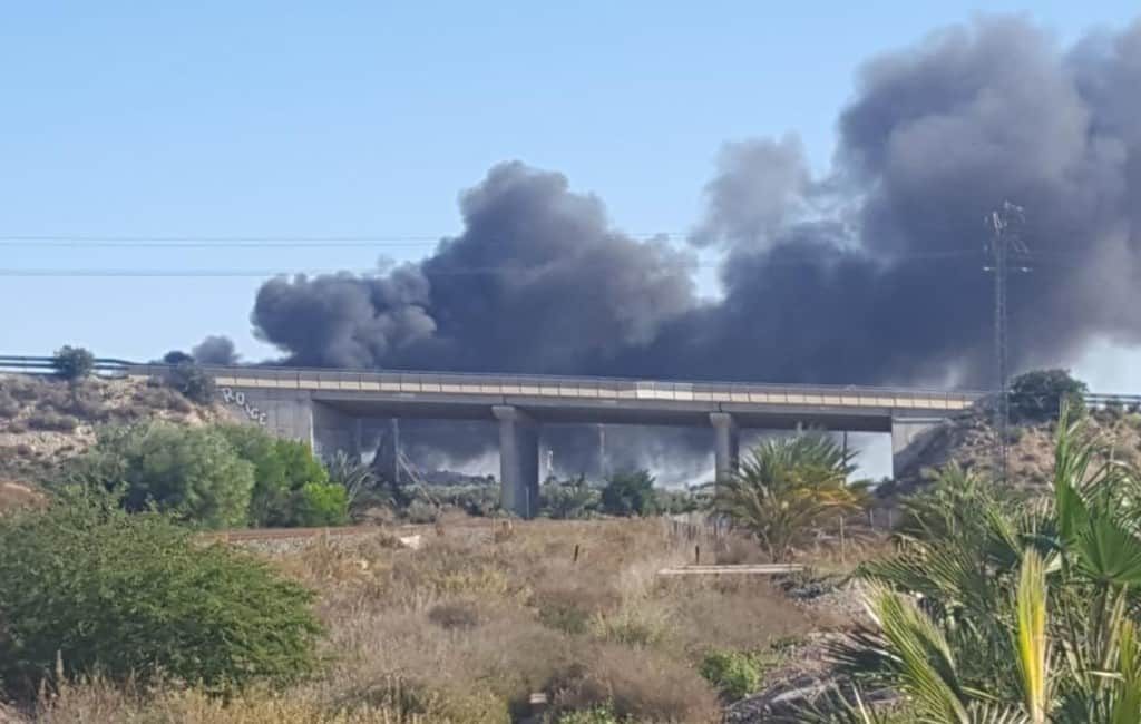 Grote brand naast de N-340 en nabij vliegveld Alicante-Elche