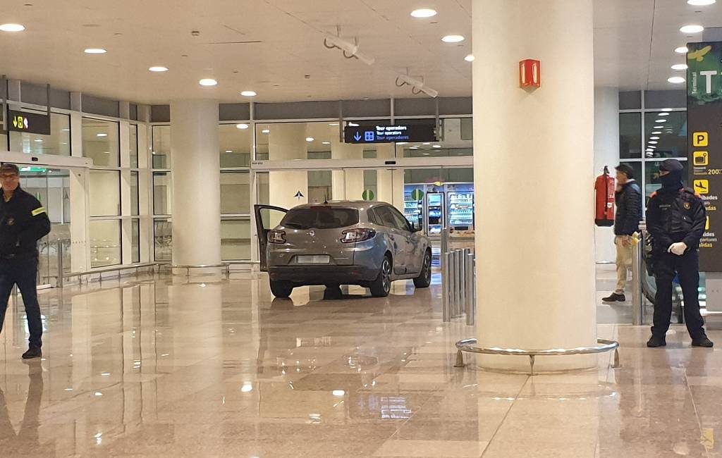 Twee mannen rijden met auto T1 terminal Barcelona vliegveld binnen
