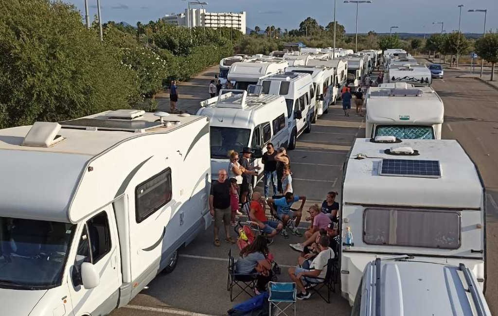 Kampeerauto eigenaren demonstreren tegen gebrek camperparkings op Mallorca