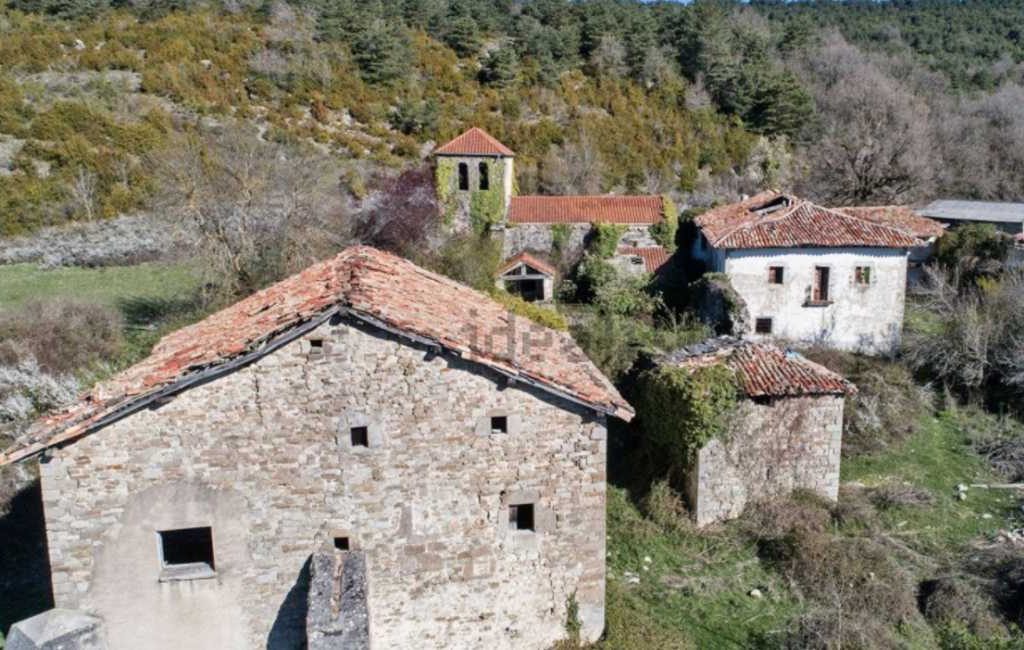 Te koop dorpje met kerk in de provincie Pamplona nabij de Camino de Santiago