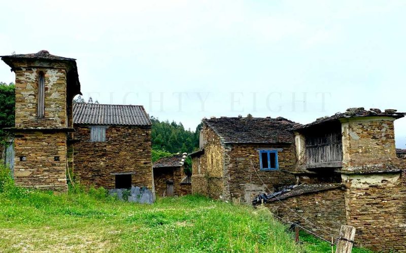 Gehucht met drie woningen in Galicië voor 160.000 euro te koop