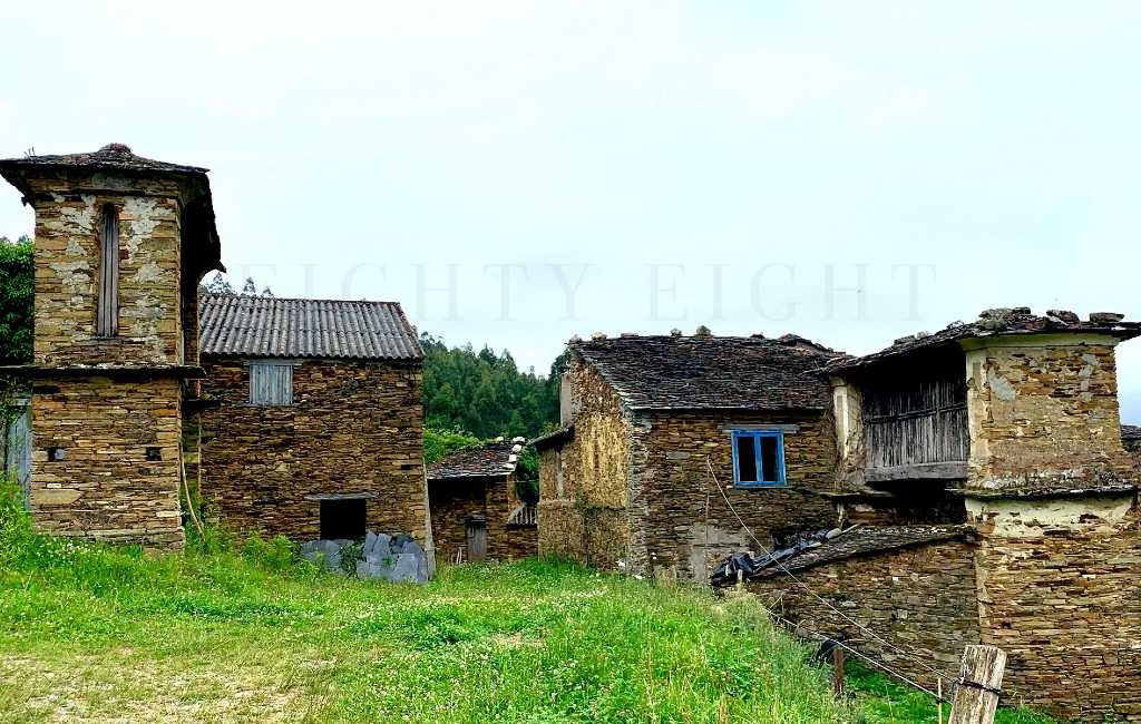 Gehucht met drie woningen in Galicië voor 160.000 euro te koop