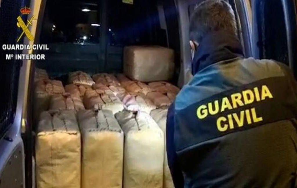 26 personen aangehouden met 3.362 kilogram hasj aan de kust van Málaga