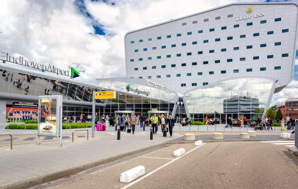 Paniek bij vliegveld Eindhoven: vuurwapen gevonden, alles op slot en vluchten naar Spanje omgeleid of geannuleerd
