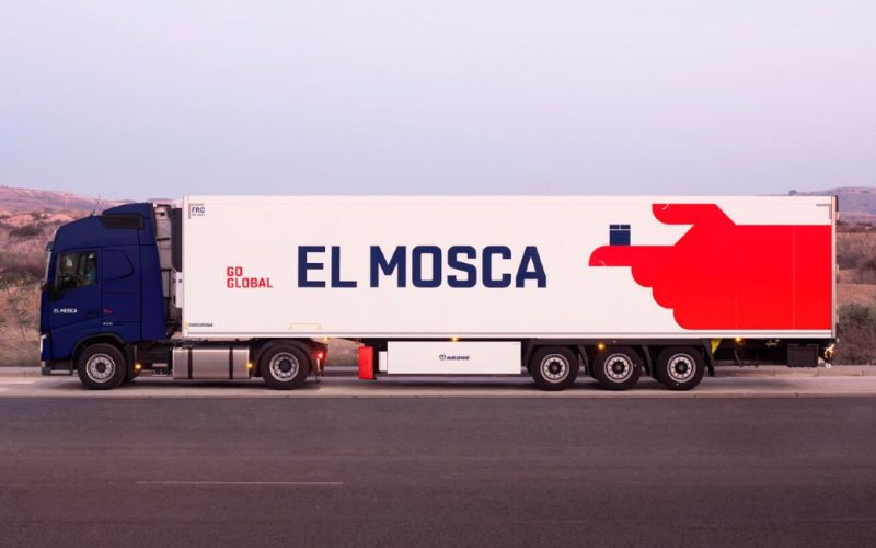 Meerdere doden en gewonden nadat Spaanse vrachtwagen van een dijk rijdt in Nederland