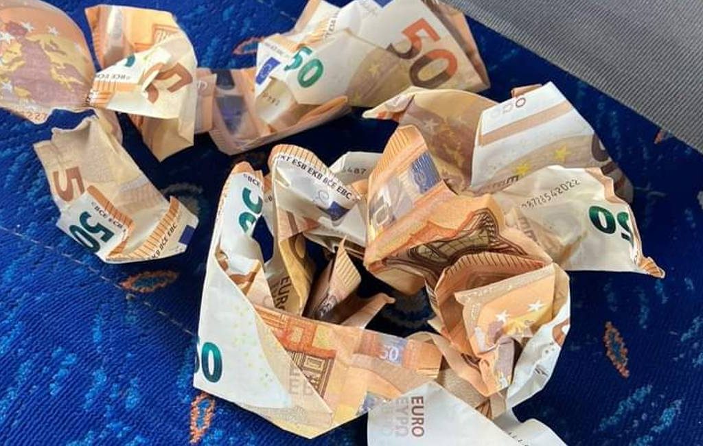 Het regende 50 eurobiljetten op een autoweg in Marbella